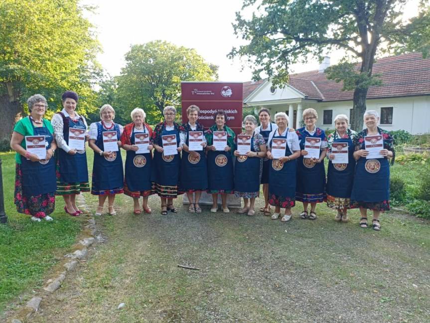 Koło Gospodyń Wiejskich z Krościenka Wyżnego na planie filmowym