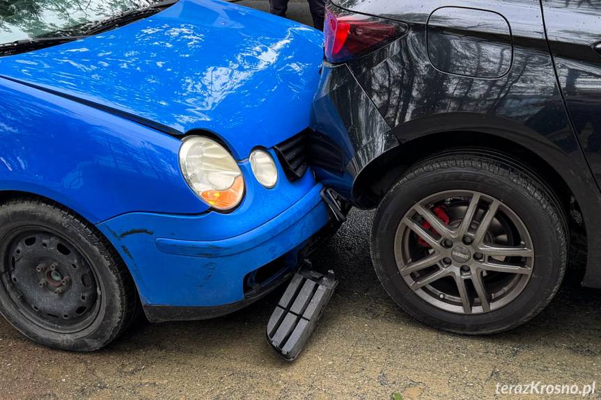 Błoto na drodze i kolizja. Zdarzenie w Miejscu Piastowym