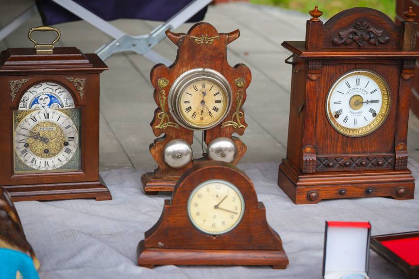 Zegary, porcelana i wazony – Targi Staroci w Rogach pełne skarbów