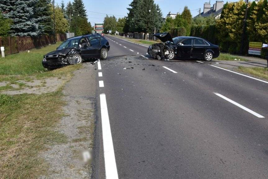 Czołowe zderzenie dwóch audi w Szówsku
