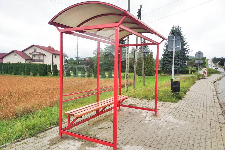 Nowe wiaty przystankowe zastąpiły stare i zniszczone konstrukcje