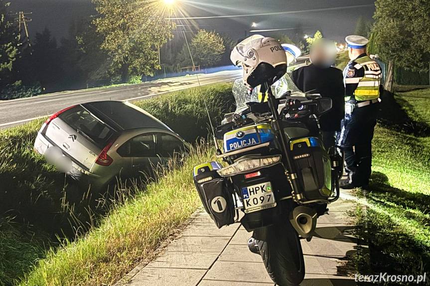 Kierowca Citroena zjechał do rowu