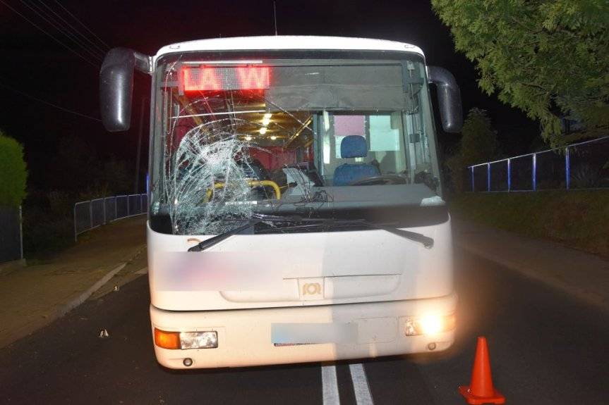 Tragiczny wypadek w Bystrowicach. Nie żyje pieszy potrącony przez autobus