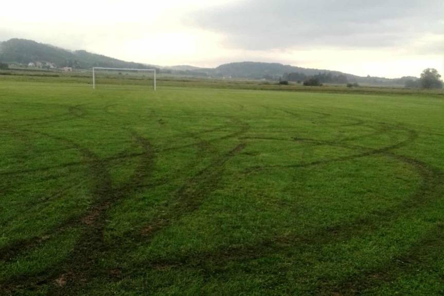 Zdewastowana murawa boiska w Łękach Strzyżowskich