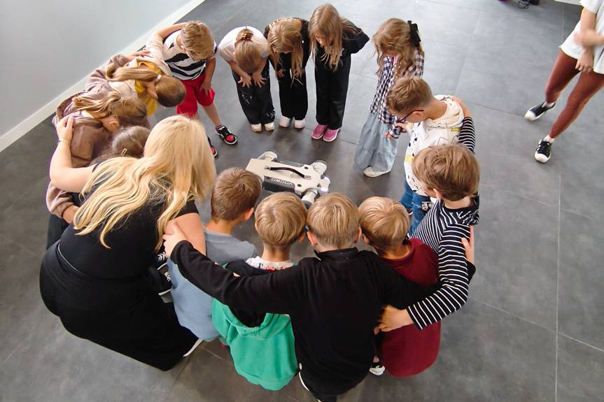 Nowoczesne samochody i pies-robot w salonie OMODA & JAECOO w Krośnie