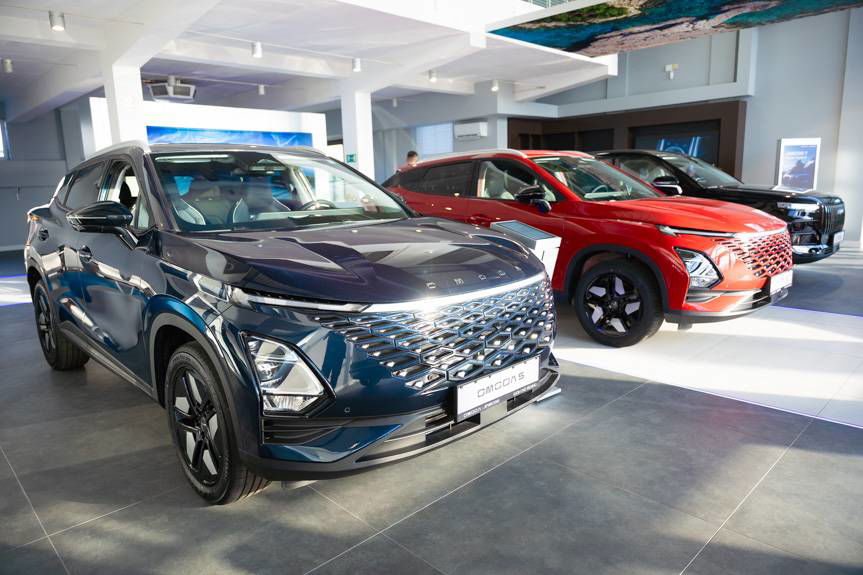 Nowoczesne samochody i pies-robot w salonie OMODA & JAECOO w Krośnie