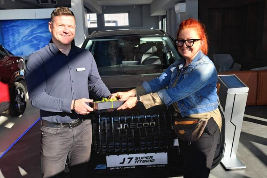 Nowoczesne samochody i pies-robot w salonie OMODA & JAECOO w Krośnie