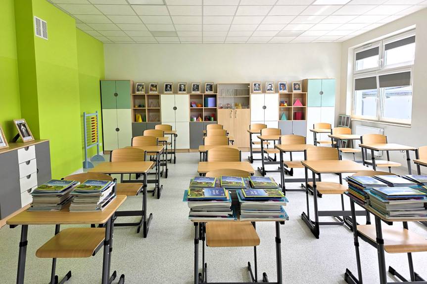 Z ciasnych sal do nowoczesnej szkoły