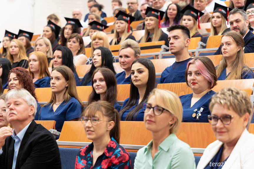 Historyczne czepkowanie w Krośnie. Absolwenci odebrali dyplomy i złożyli przyrzeczenie