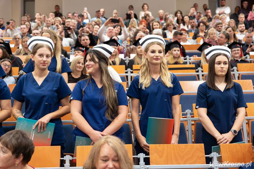 Historyczne czepkowanie w Krośnie. Absolwenci odebrali dyplomy i złożyli przyrzeczenie