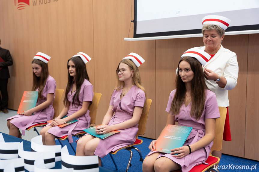 Historyczne czepkowanie w Krośnie. Absolwenci odebrali dyplomy i złożyli przyrzeczenie