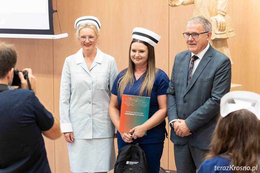 Historyczne czepkowanie w Krośnie. Absolwenci odebrali dyplomy i złożyli przyrzeczenie