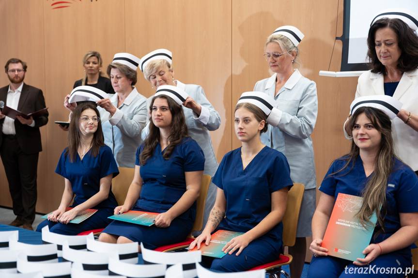 Historyczne czepkowanie w Krośnie. Absolwenci odebrali dyplomy i złożyli przyrzeczenie