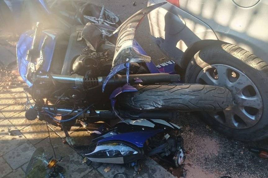 Pijany 20-latek uderzył w ogrodzenie i zaparkowane auto