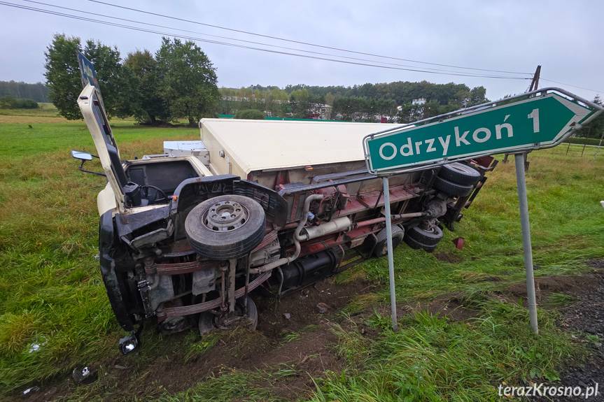 Groźna kolizja ciężarówki w Krośnie. Mercedes przewrócił się na bok