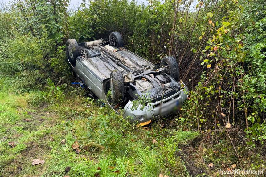 Dachowanie samochodu w Przybówce