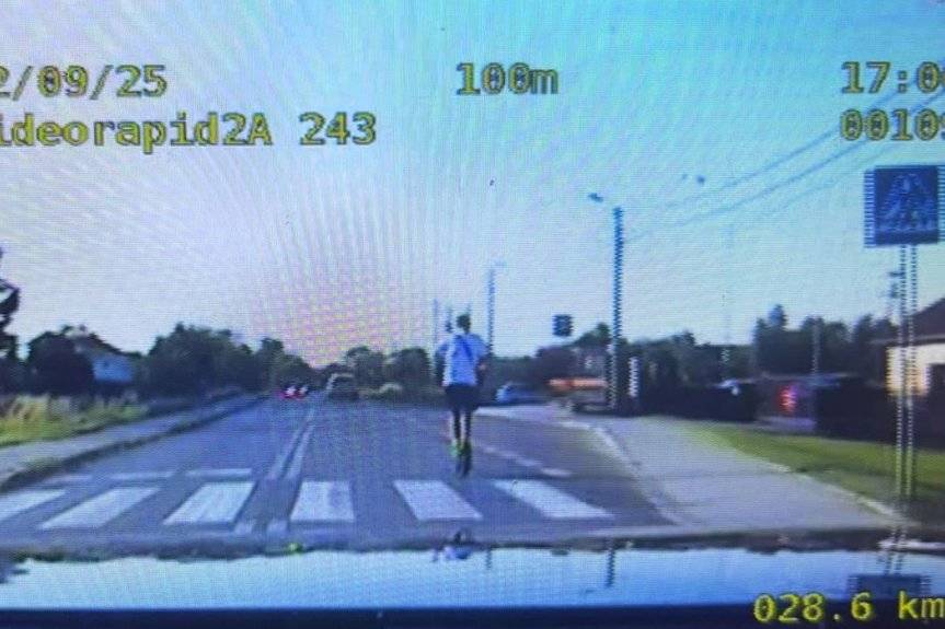 14-latek uciekał na hulajnodze elektrycznej przed policjantami