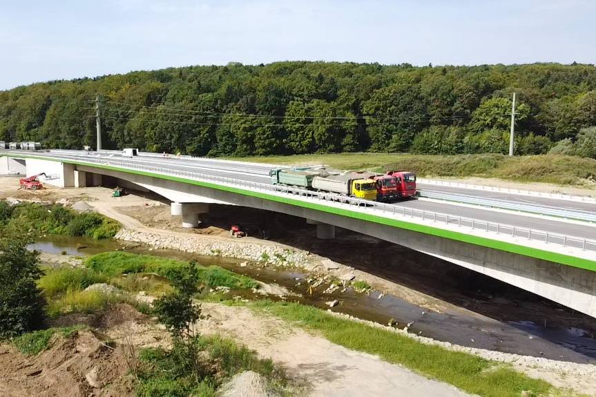 18 ciężarówek w roli testerów estakady w Zboiskach
