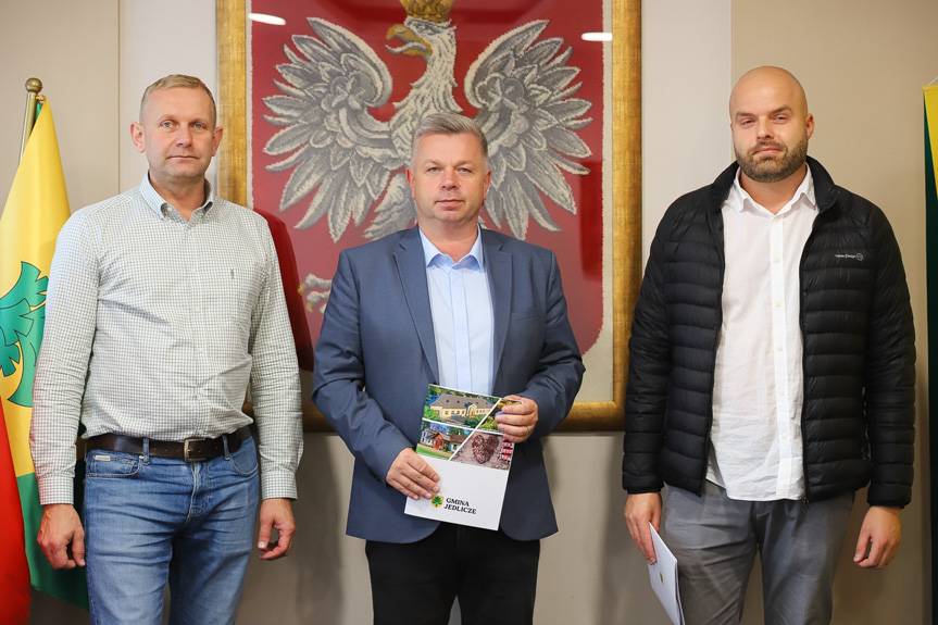 Umowa podpisana. Rusza przebudowa Domu Ludowego w Jedliczu-Męcince