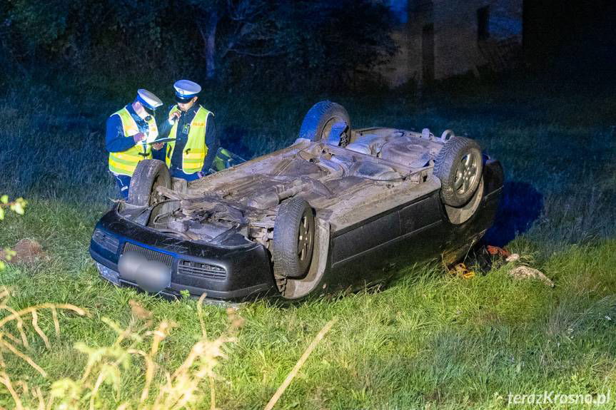 Korczyna. Dachowanie samochodu