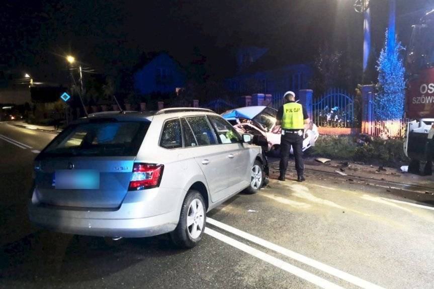 Policjanci świadkami kolizji w Szówsku. Uratowali zakleszczonego kierowcę