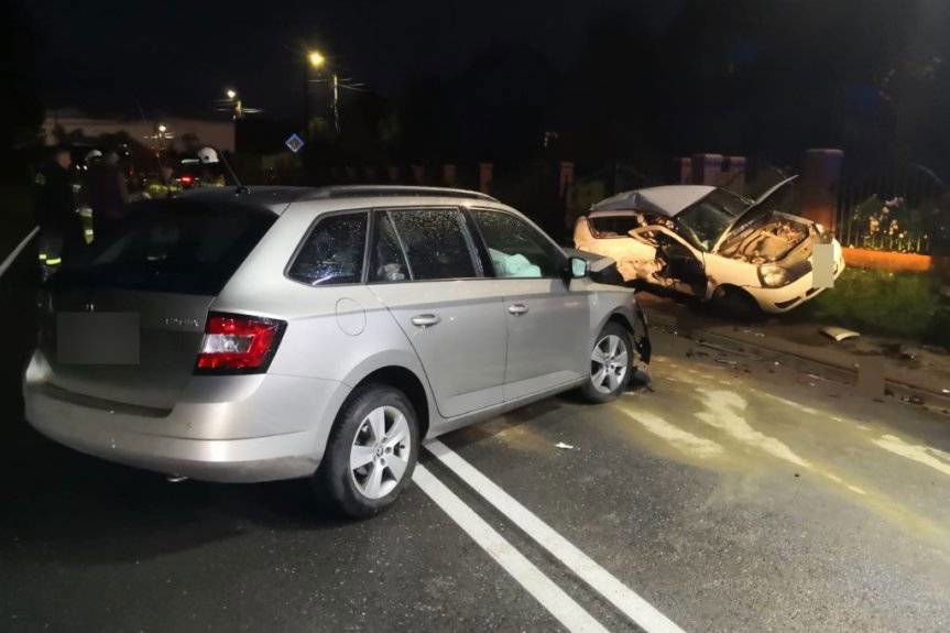 Policjanci świadkami kolizji w Szówsku. Uratowali zakleszczonego kierowcę