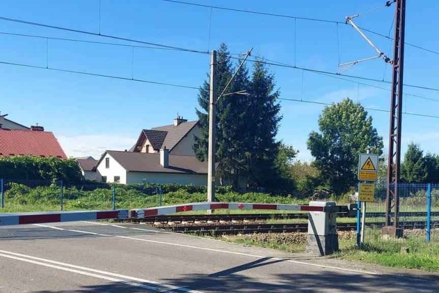 Nietrzeźwy motorowerzysta wjechał w rogatki drogowe