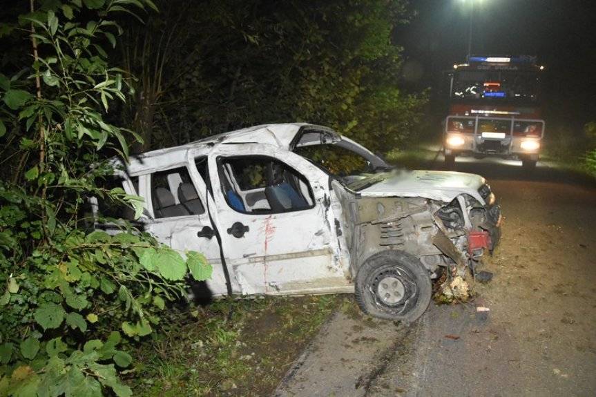 Dachowanie fiata w Teodorówce. W aucie znaleziono narkotyki