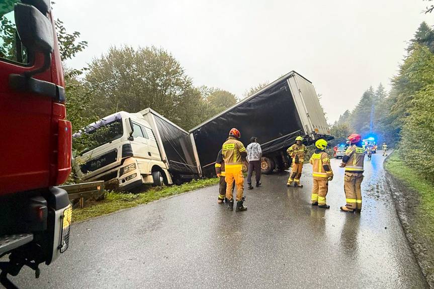 Groźny wypadek w Kwaszeninie - zderzenie trzech pojazdów