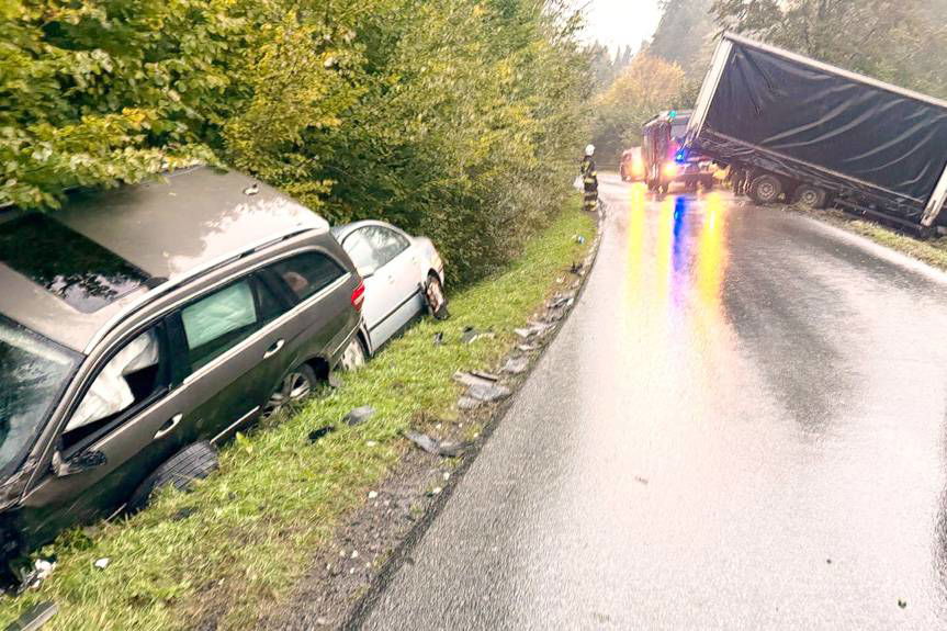 Groźny wypadek w Kwaszeninie - zderzenie trzech pojazdów