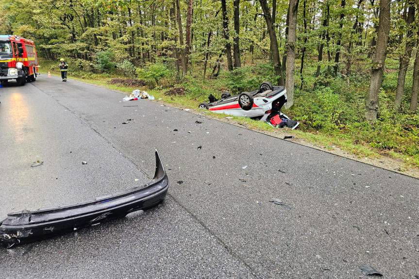 Zderzenie dwóch aut pomiędzy Czarną a Chotową