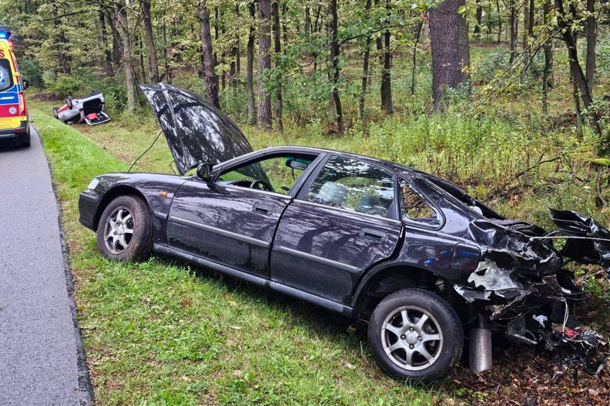 Zderzenie dwóch aut pomiędzy Czarną a Chotową