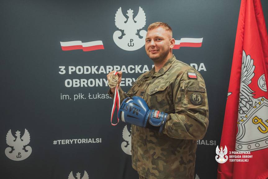 Mundur i pas mistrza - żołnierz 3 PBOT udowadnia, że można łączyć oba światy