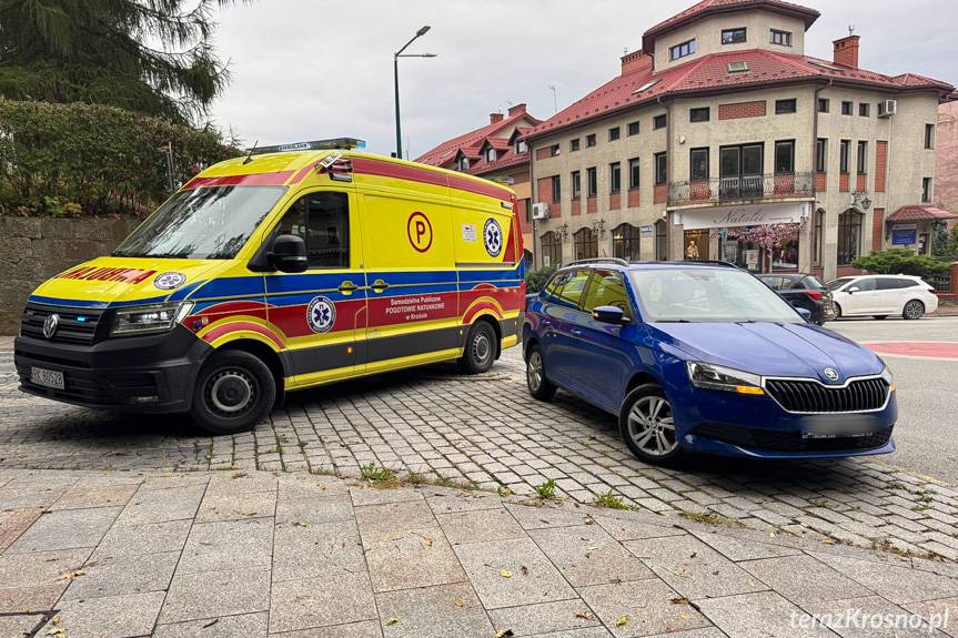Kolizja rowerzysty ze skodą na rondzie w Krośnie