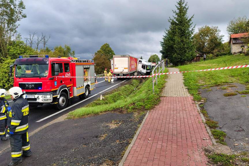 Wypadek z udziałem ciężarówki w gminie Brzostek