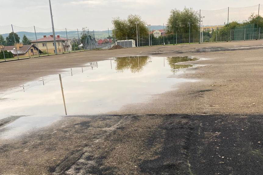 Zamiast nowej murawy - odkryte błędy i kosztowna przebudowa