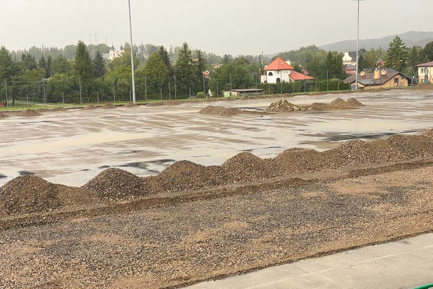 Zamiast nowej murawy - odkryte błędy i kosztowna przebudowa