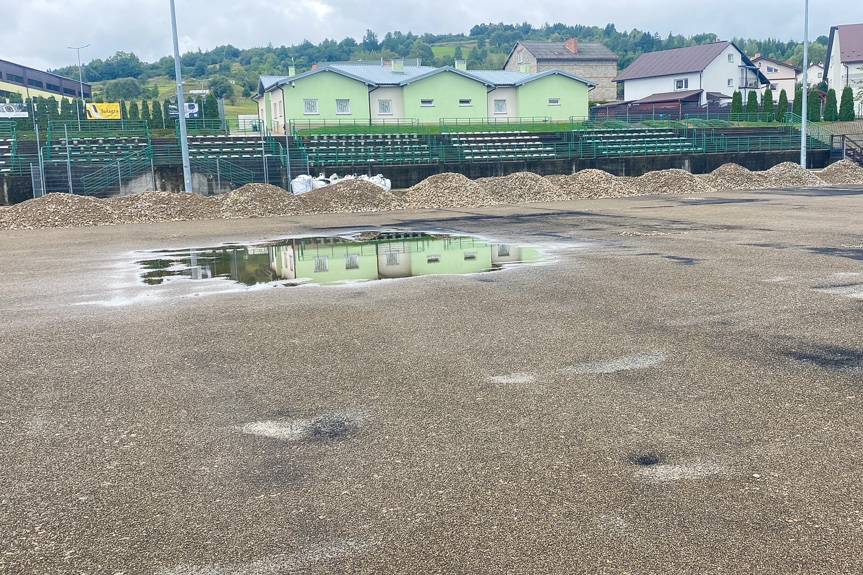 Zamiast nowej murawy - odkryte błędy i kosztowna przebudowa