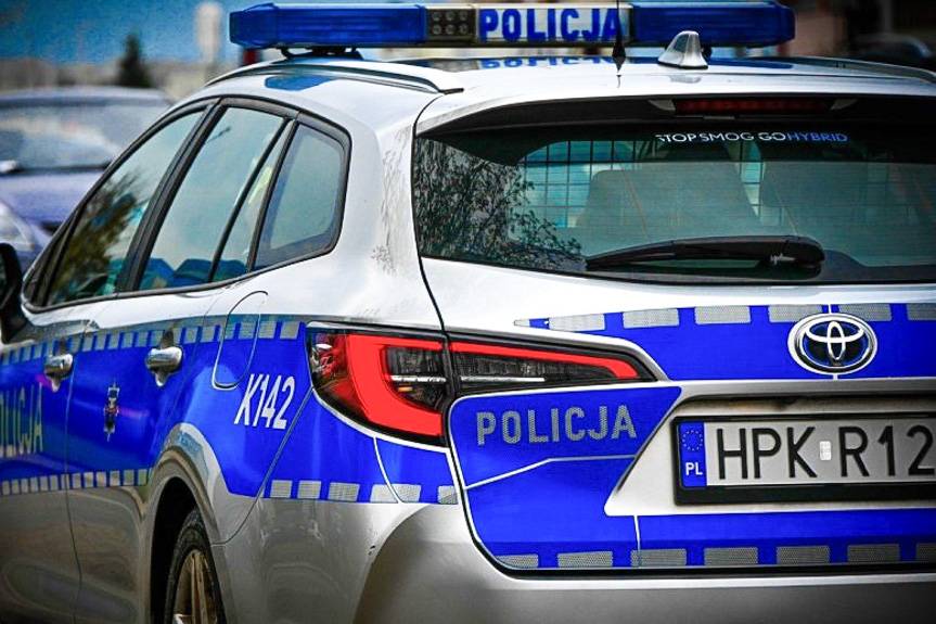 Siedział na jezdni. Zginął pod kołami samochodu