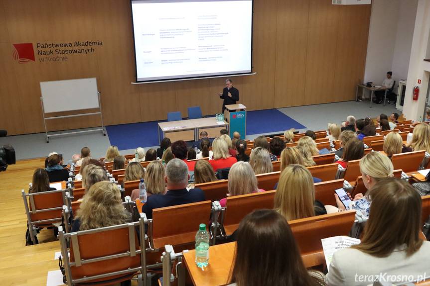 Uzależnienie od smartfonów, komputerów, mediów społecznościowych. Ogromne zagrożenie dzieci i młodzieży