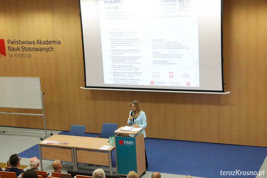 Uzależnienie od smartfonów, komputerów, mediów społecznościowych. Ogromne zagrożenie dzieci i młodzieży