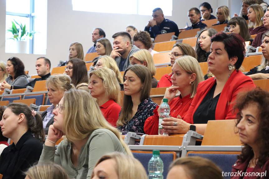 Uzależnienie od smartfonów, komputerów, mediów społecznościowych. Ogromne zagrożenie dzieci i młodzieży