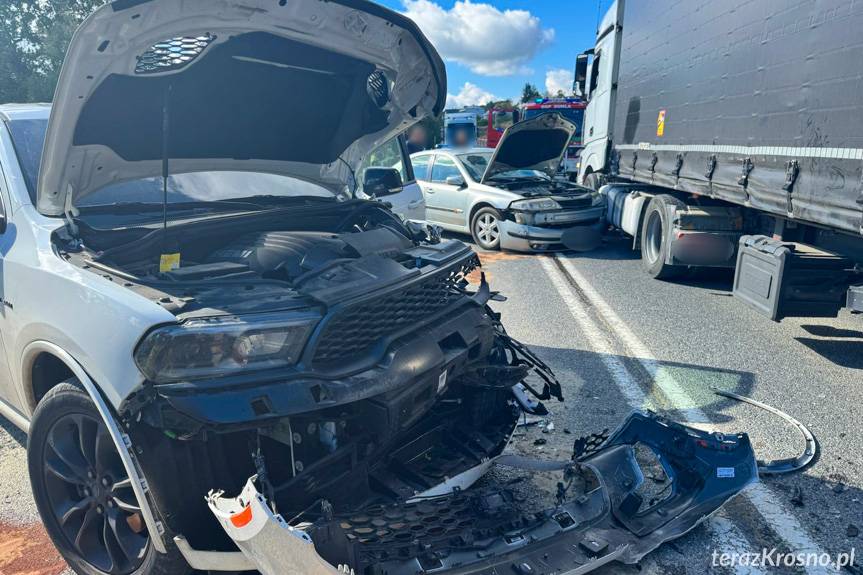 Zboiska. Kolizja osobówek i ciężarówki na drodze krajowej