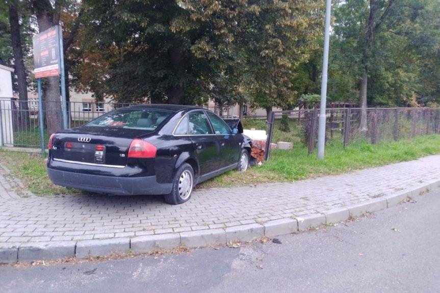 Nietrzeźwy kierowca wjechał w ogrodzenie