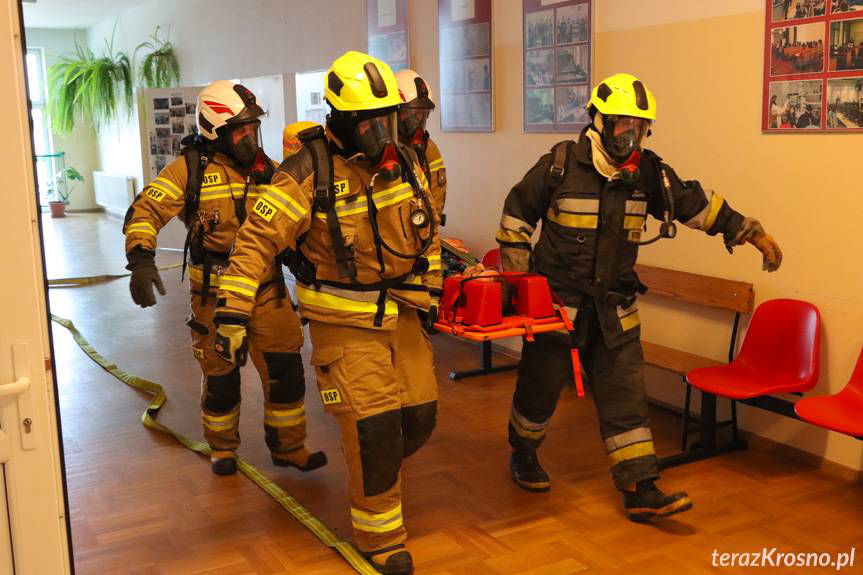 Wybuch butli w pracowni szkolnej. Próbna ewakuacja w LO w Rymanowie [ZDJĘCIA]