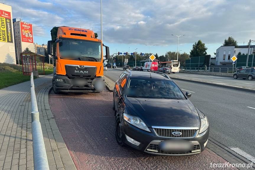 Kolizja na skrzyżowaniu w Krośnie. Sprawca odjechał z miejsca zdarzenia