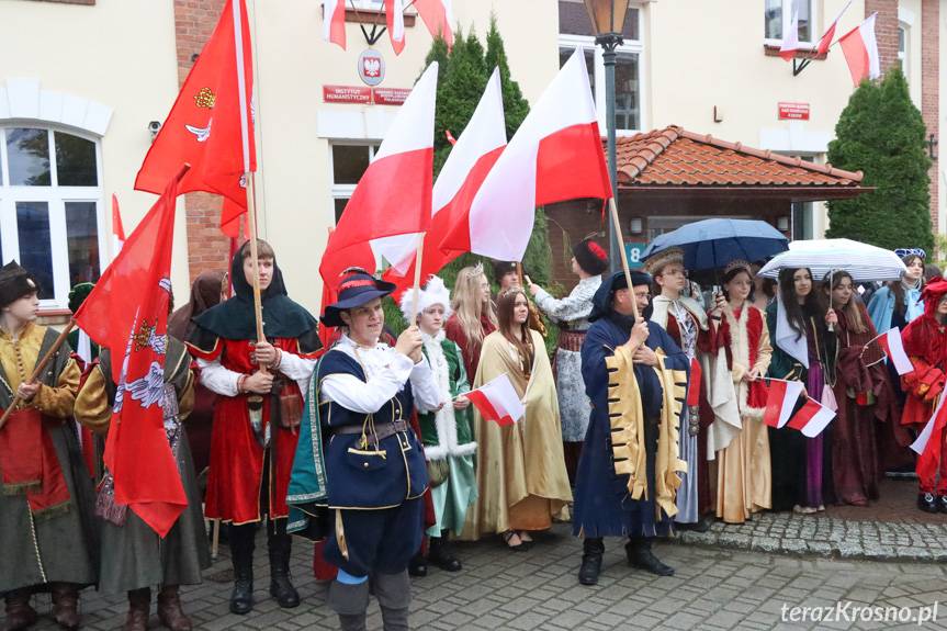 Marsz Tysiąca Flag Narodowych. Wnuczka generała Stanisława Maczka gościła w Krośnie [ZDJĘCIA]