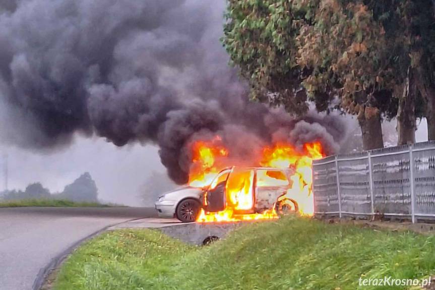 Łubnie Opace. Volkswagen spłonął doszczętnie