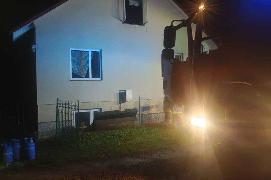 Pożar domu w Starej Wsi. Szybka reakcja policjantów zapobiegła tragedii