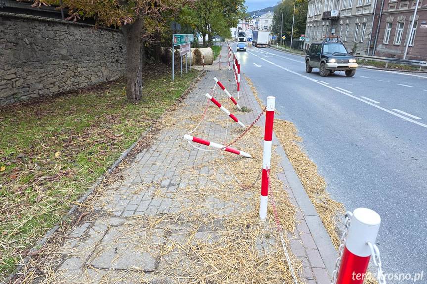 Kierowca źle zabezpieczył ładunek. Baloty siana spadły na drogę